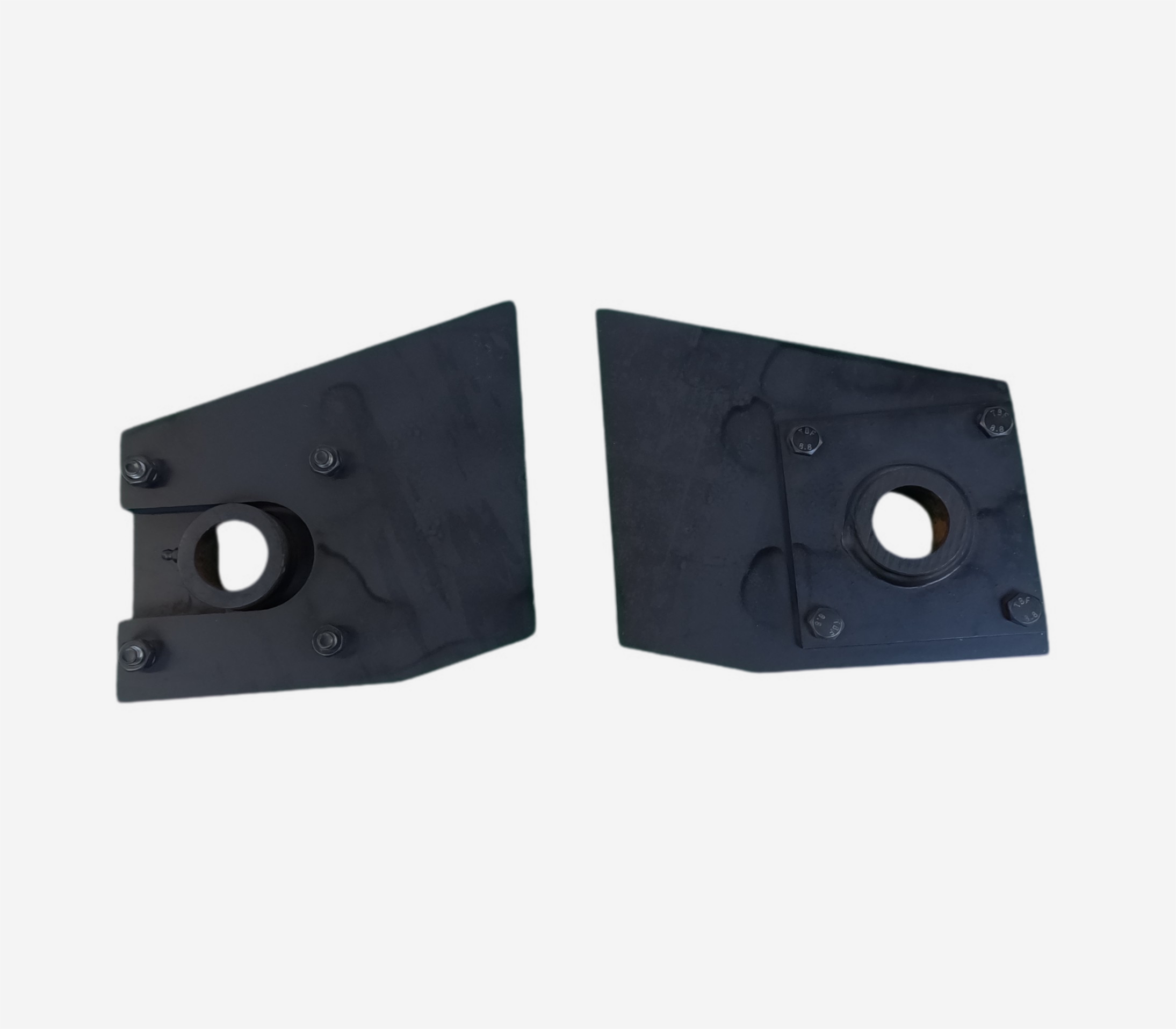 Heavy duty hinges for hydraulic dump bed systems.

