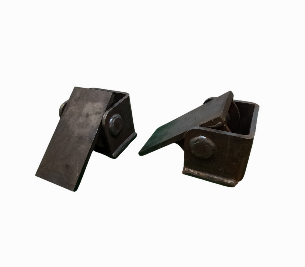 Heavy duty hinges for hydraulic dump bed systems. 